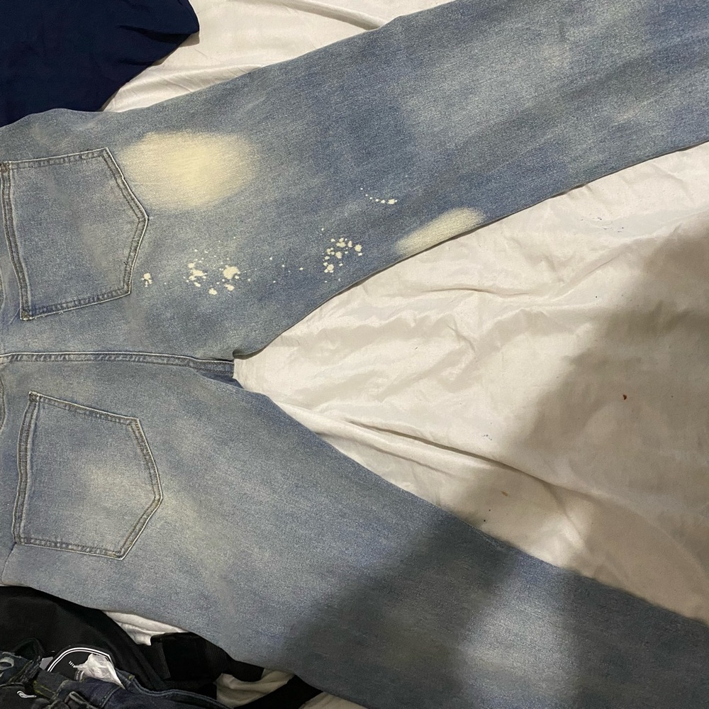 Stylish Light Wash Jeans with Unique Bleach Design